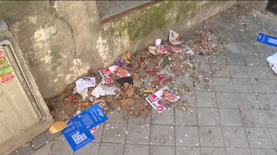 Los vecinos denuncian que el Ayuntamiento de Madrid ha excluido la limpieza de las zonas entre bloques