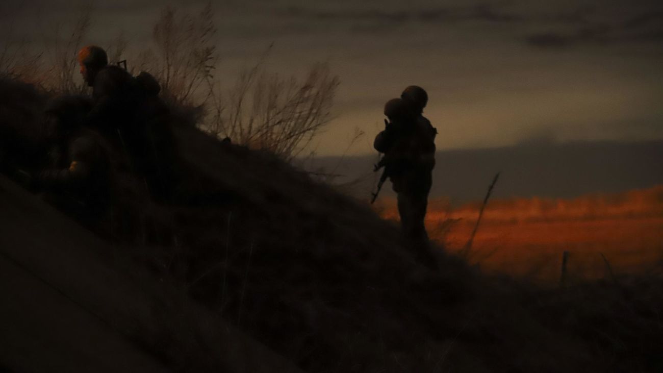 Militares ucranianos inspeccionan la situación en una posición cerca de Kiev, Ucrania