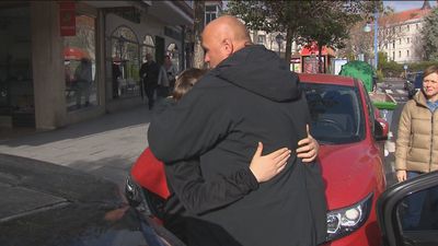 El emotivo adiós a los ucranianos que dejan Madrid para luchar en el frente