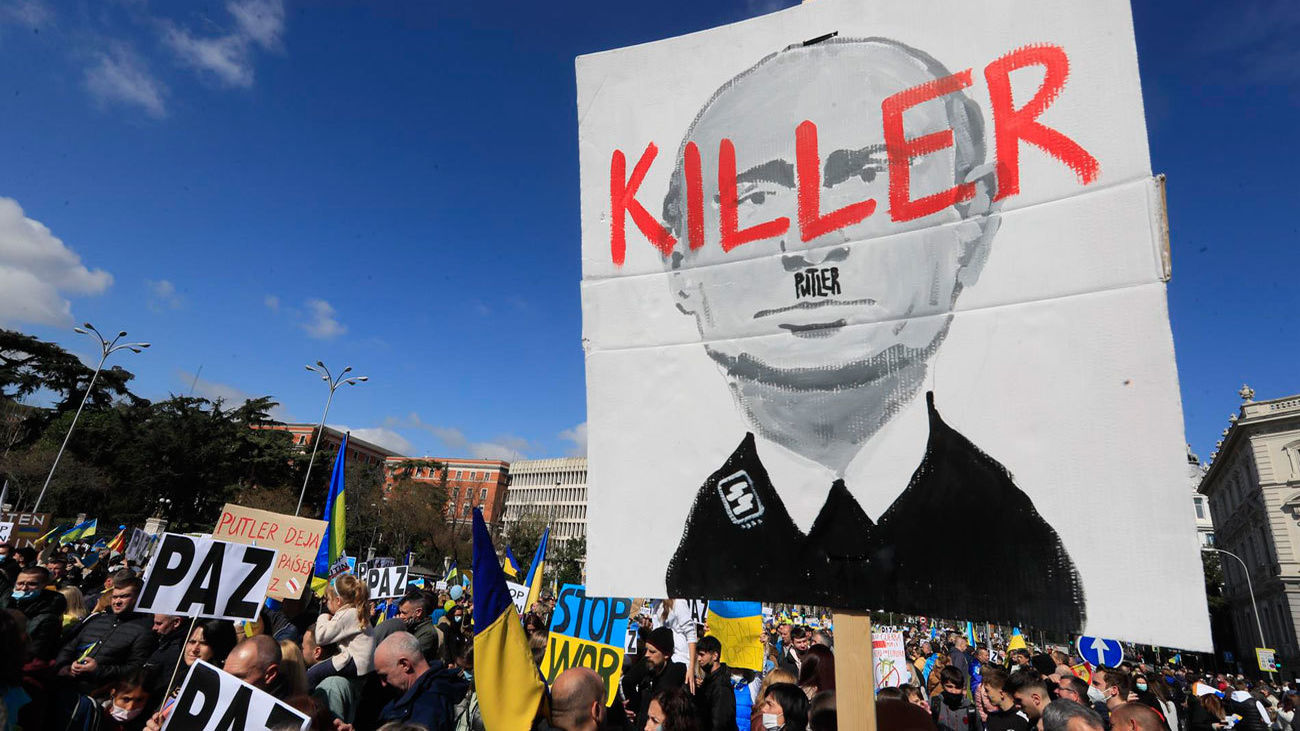 Decenas de miles de personas se manifiestan en Madrid contra la guerra en Ucrania: "Putin asesino"