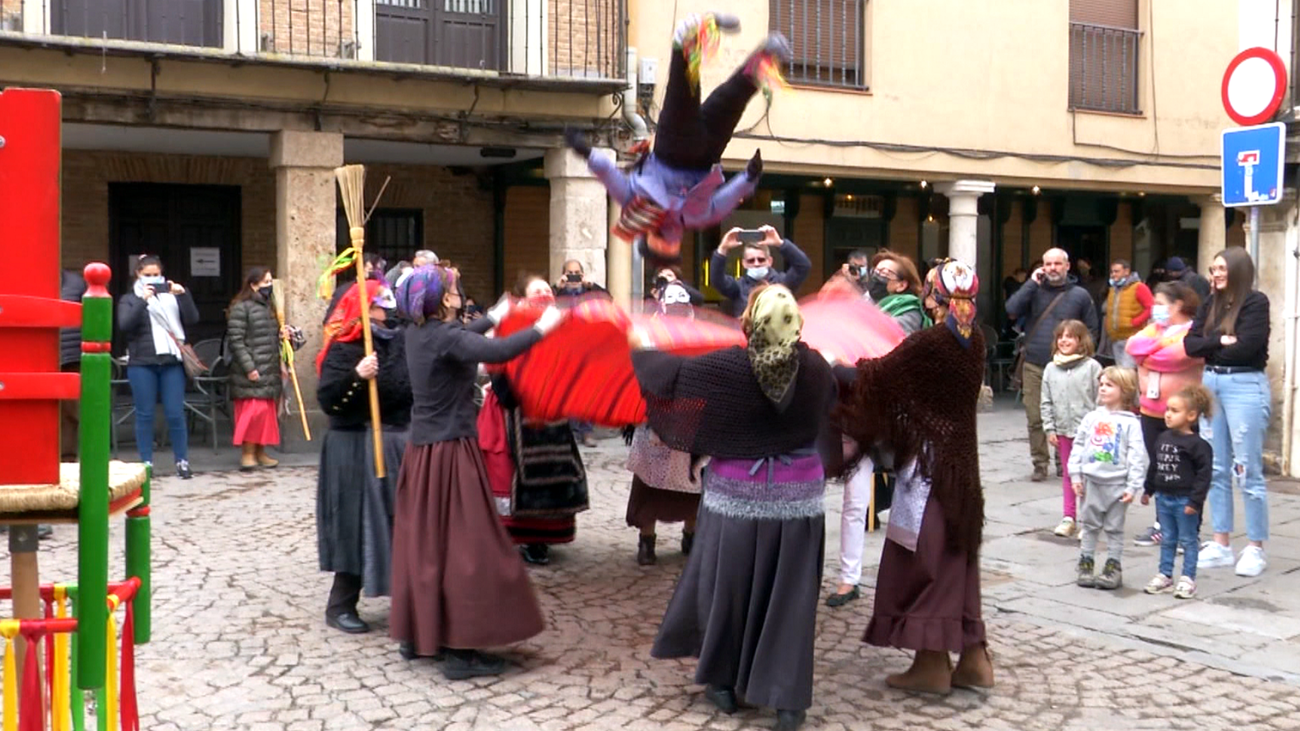 Así se celebra el Manteo del Pelele, la tradición del carnaval de Alcalá de Henares