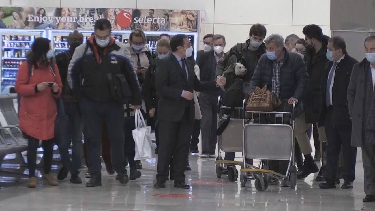 Llegan al aeropuerto de Barajas los 106 españoles evacuados de Ucrania