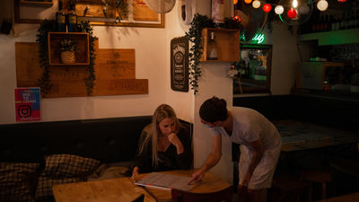 El 56% de los encuestados en Telemadrid ve bien el fin de las mascarillas en interiores