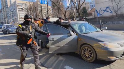 Rusos y ucranianos seguirán hablando pero las armas no callan