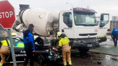 Se investiga en Alcorcón  un aparatoso accidente entre un VTC y una hormigonera
