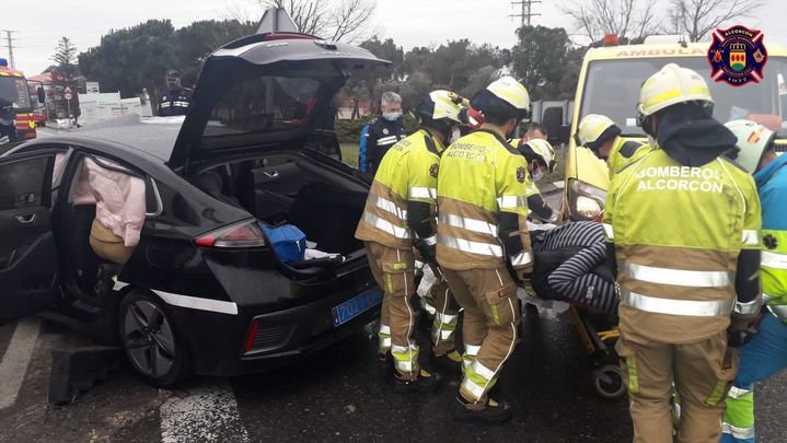 Los bomberos de Alcorcón tuvieron que rescatar del VTC a los dos heridos tras el accidente en la avenida de Leganés / Bomberos Alcorcón