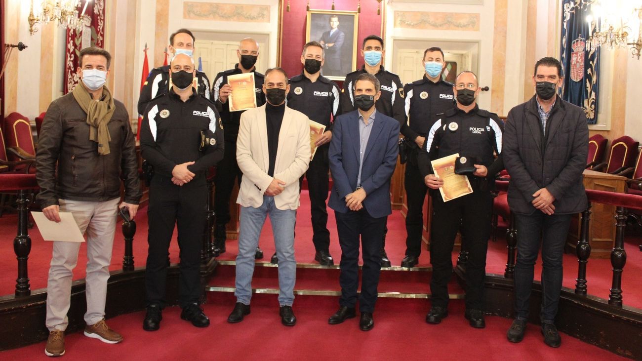 El alcalde de Alcalá con los siete policías municipales