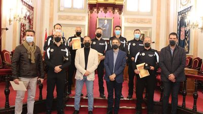 Alcalá de Henares reconoce la labor de 7 policías locales que salvaron la vida a una mujer