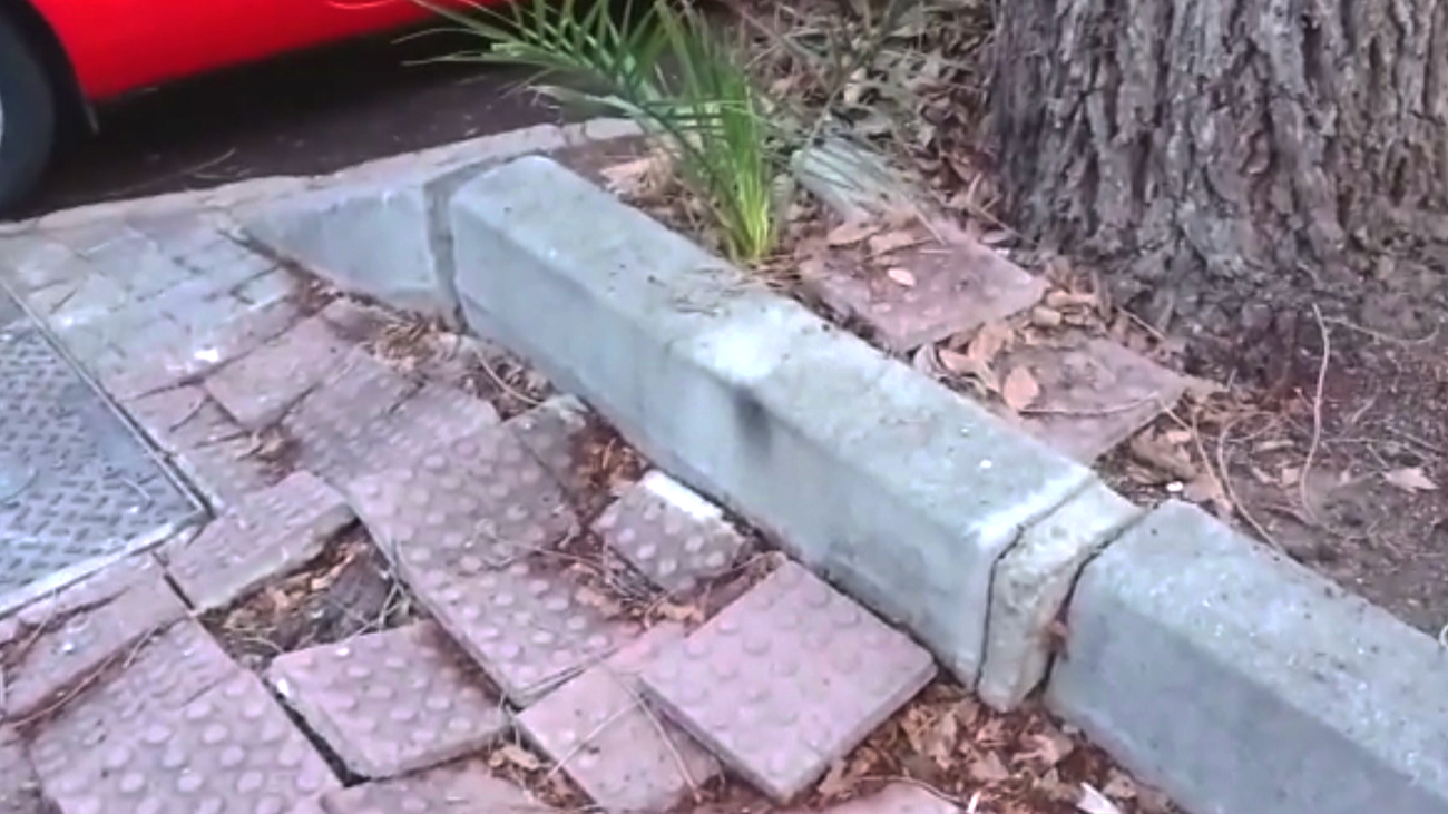 Los vecinos de Cuatro Vientos denuncian el mal estado de las aceras y la falta de iluminación