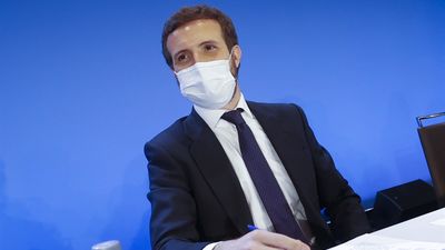 Casado lamenta "todo lo que haya hecho mal" y promete "lealtad y fidelidad" a Feijóo