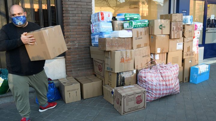 Un hombre transporta una caja en la recogida de ayuda para Ucrania en el Ucramarket de Méndez Álvaro / EUROPA PRESS