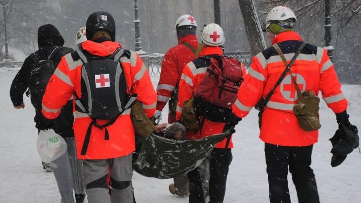 La Cruz Roja traslada a un herido / CRUZ ROJA