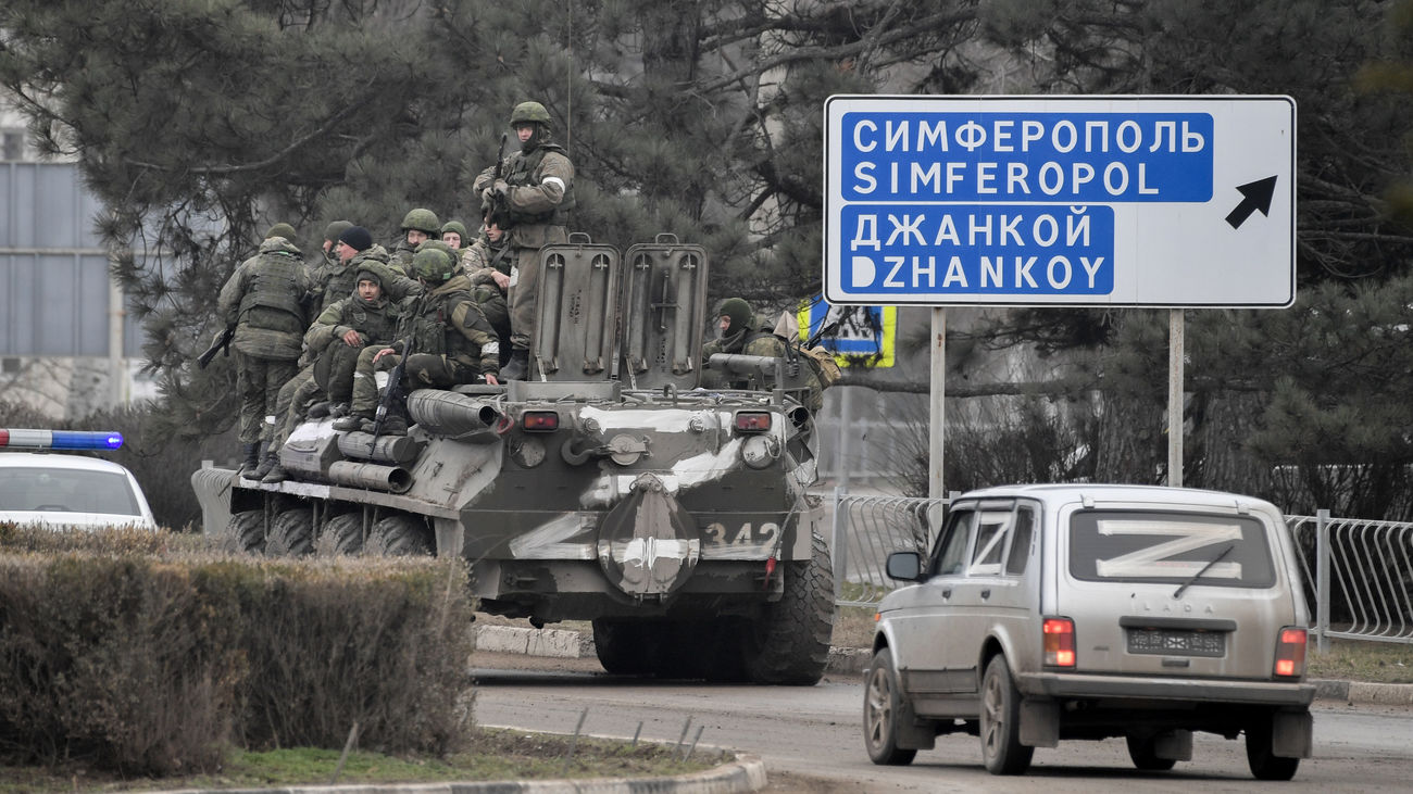 Tanques y vehículos militares rusos con la letra Z pintada de blanco