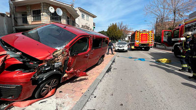 Enorme susto en Moralzarzal: una furgoneta impacta contra un camión  y destroza el cerramiento de una casa