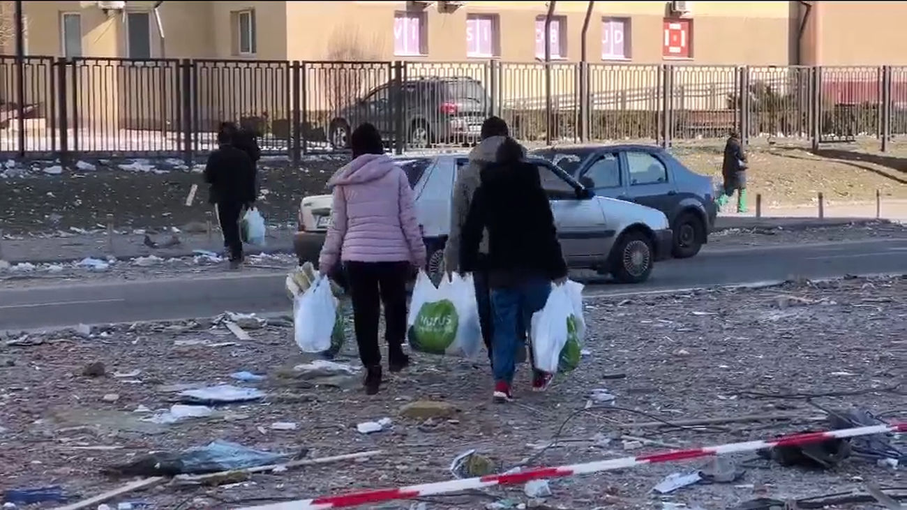 Tras las bombas y el toque de queda, Kiev se llena de colas en busca de alimentos