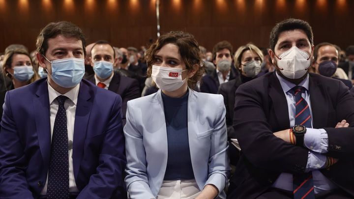 El presidente de la Junta de Castilla y León en funciones, Alfonso Fernández Mañueco; la presidenta de la Comunidad de Madrid, Isabel Díaz Ayuso, y el presidente de la Región de Murcia, Fernando López Miras, / EUROPA PRESS