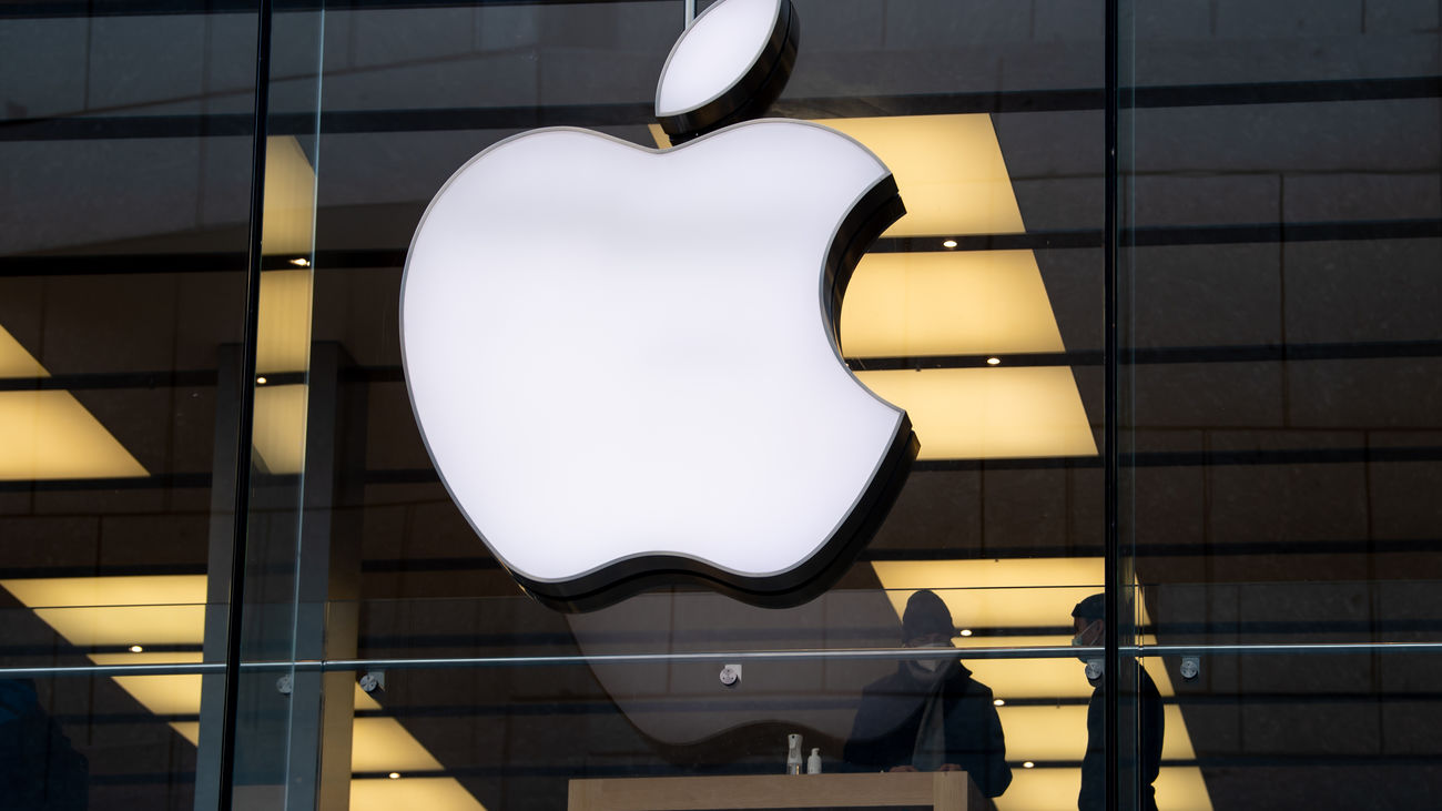 El famoso logotipo de la manzana en una tienda de Apple