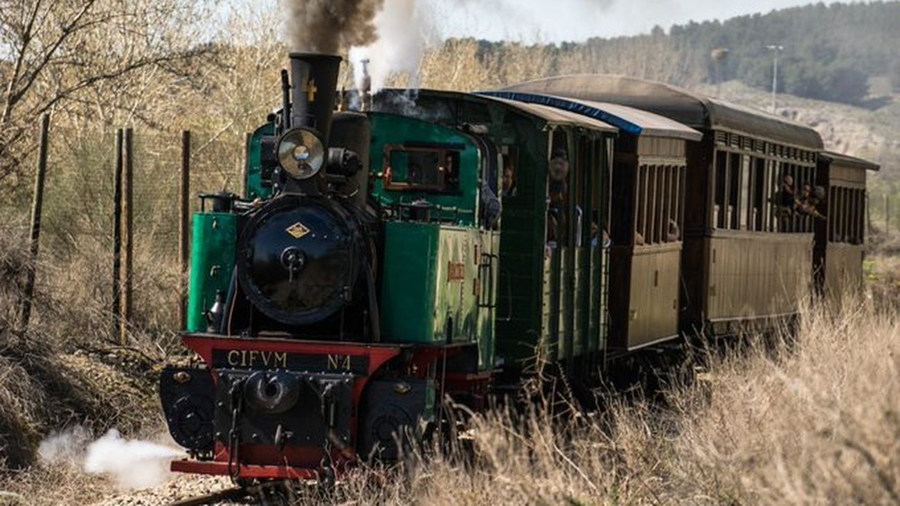 La locomotora 'Arganda' arrastrando los coches de este ferrocarril histórico