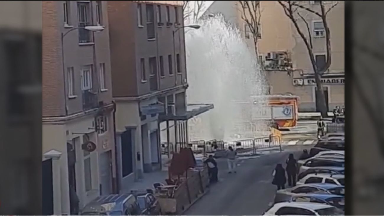 Impactante géiser de agua en pleno centro de Madrid