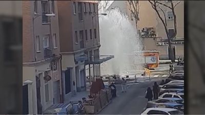Impactante géiser de agua en pleno centro de Madrid