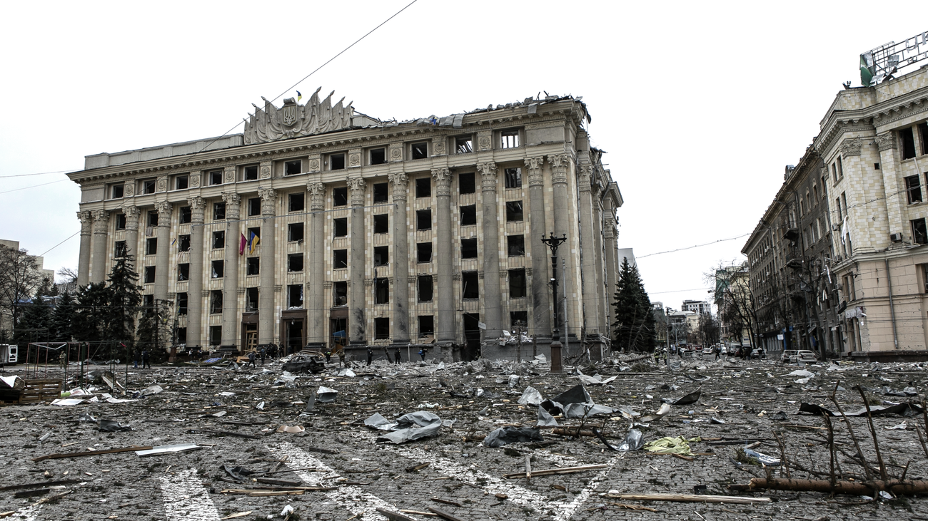 Después de 6 días refugiados de bombas y misiles, una pareja ucraniana ha podido salir a comprar víveres
