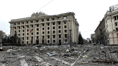 Después de 6 días refugiados de bombas y misiles, una pareja ucraniana ha podido salir a comprar víveres