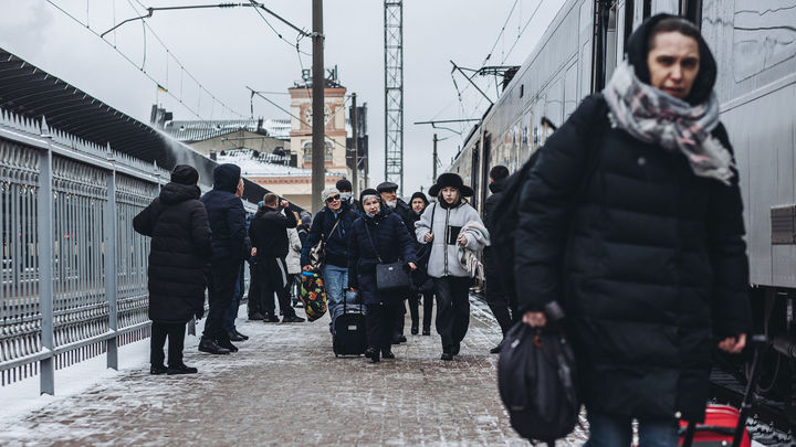 Personas en la estación de Kiev para coger tren y salir de la ciudad, bajo el ataque de la ofensiva rusa / EUROPA PRESS
