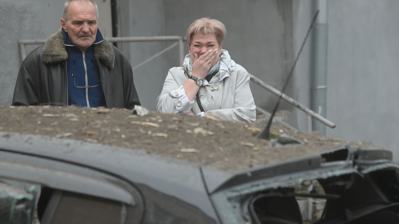 Una mujer llora mientras observa los daños causados por un bombardeo reciente, en Donetsk