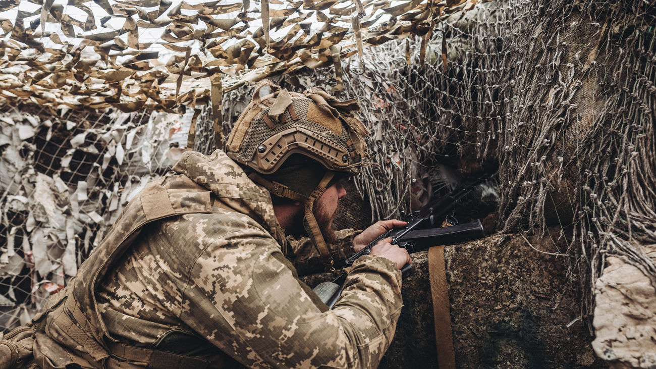 Un soldado del ejército ucraniano observa al enemigo desde su posición en el frente