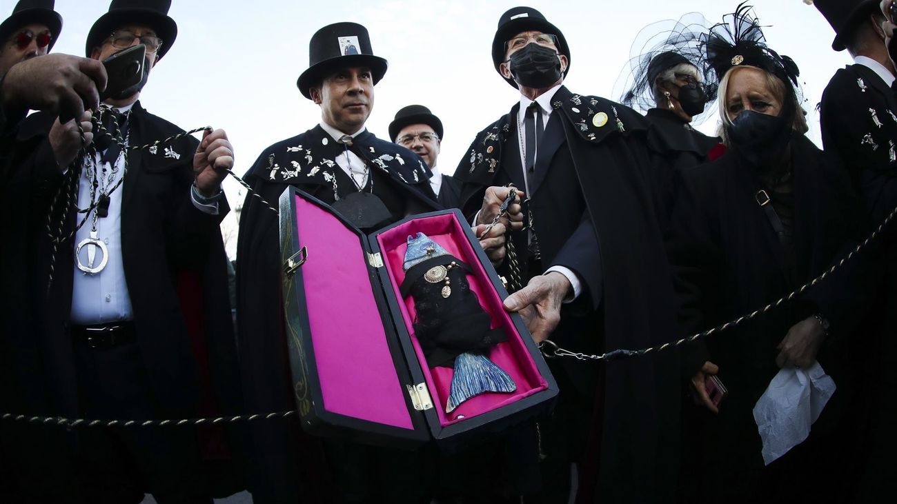 La Cofradía de la Sardina pide la paz en Ucrania y recuerda a Ángel del Río