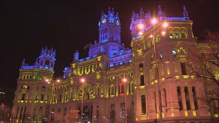 El Palacio de Cibeles iluminado con la bandera de Ucrania / TELEMADRID