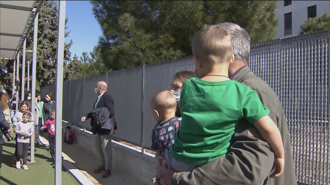 El gobierno de Ayuso critica que Sánchez está desaparecido en la gestión de los refugiados ucranianos