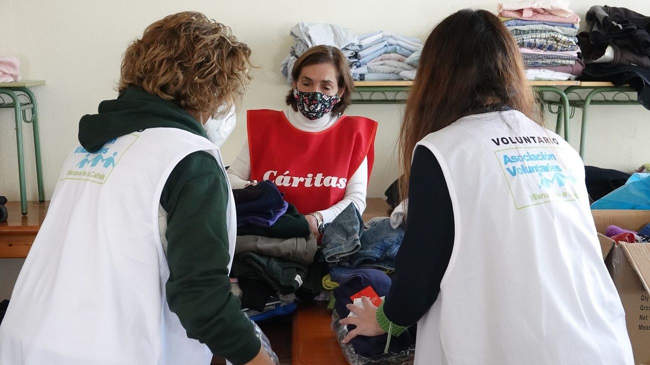 Voluntarias clasifican ropa en Villanueva de la Cañada para enviarla a la frontera de Rumania y Ucrania