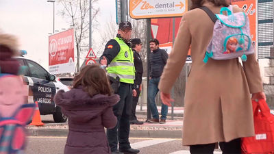 Detenido un policía municipal de Madrid por agredir a su expareja en un colegio de Las Rozas