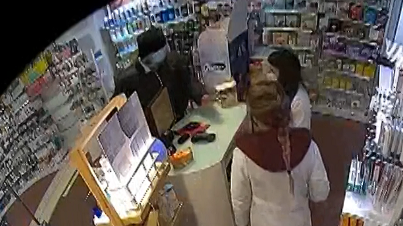 Un individuo intenta robar a punta de pistola y montado en patines en una farmacia de Leganés