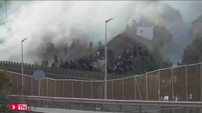 Decenas de inmigrantes entran a Melilla en una segunda madrugada de presión