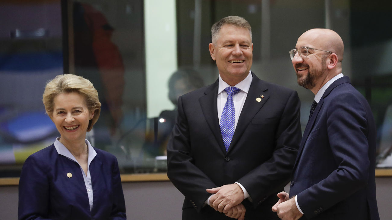 La presidenta de la Comisión Europea, Ursula Von der Leyen, el presidente rumano, Klaus Iohannis, y el presidente del Consejo Europeo, Charles Michel