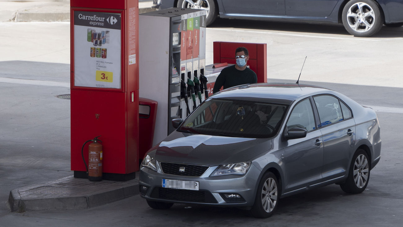 Una persona reposta combustible en una gasolinera