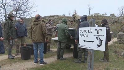 Se inicia la temporada de pesca con la suelta de truchas arcoíris en el río Lozoya