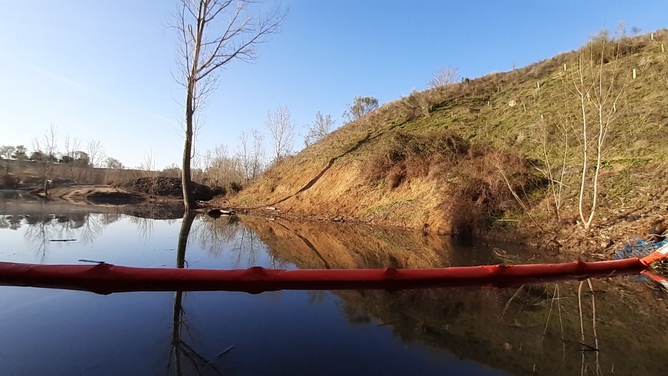 La barrera instalada cerca de la presa de la Laguna de Valchico