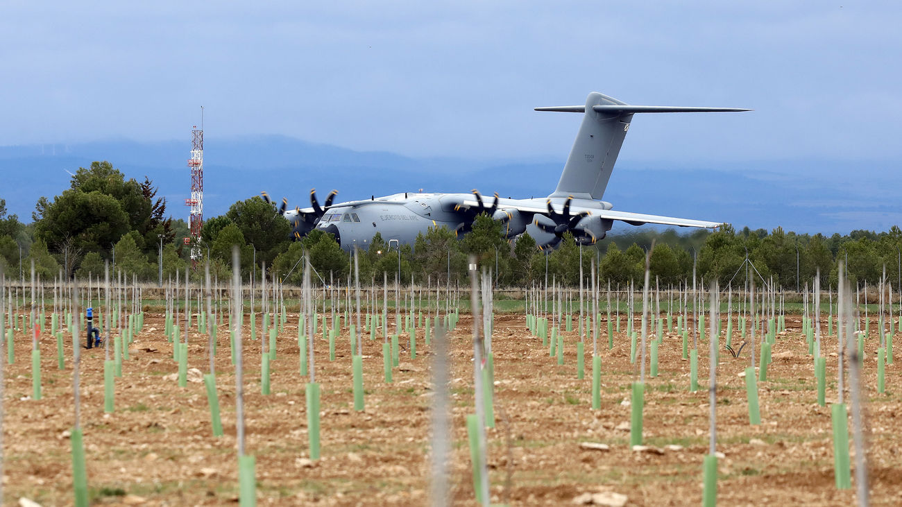Uno de los aviones del ejército del Aire a su llegada a la base aérea de Los Llanos para recoger el cargamento de armas que enviarán a Ucrania
