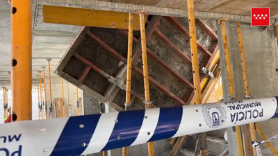 Herido grave un trabajador al caerle una  plancha de encofrado de 400 kilos en una obra en Madrid