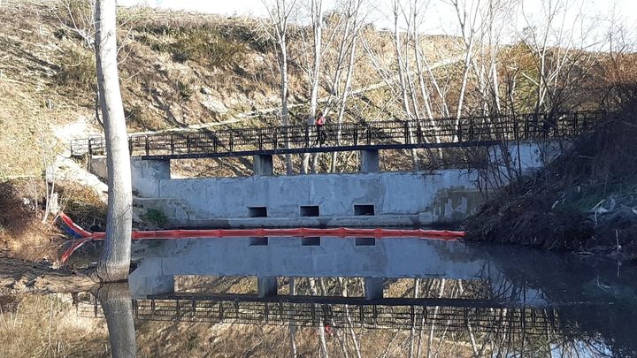 La presa y la barrera flotante / P.O.