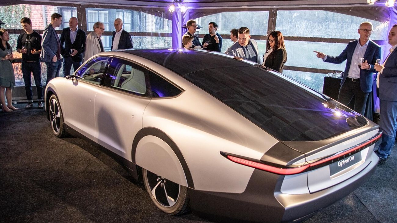 El coche eléctrico con energía solar ya es una realidad en Holanda y pronto llegará a España