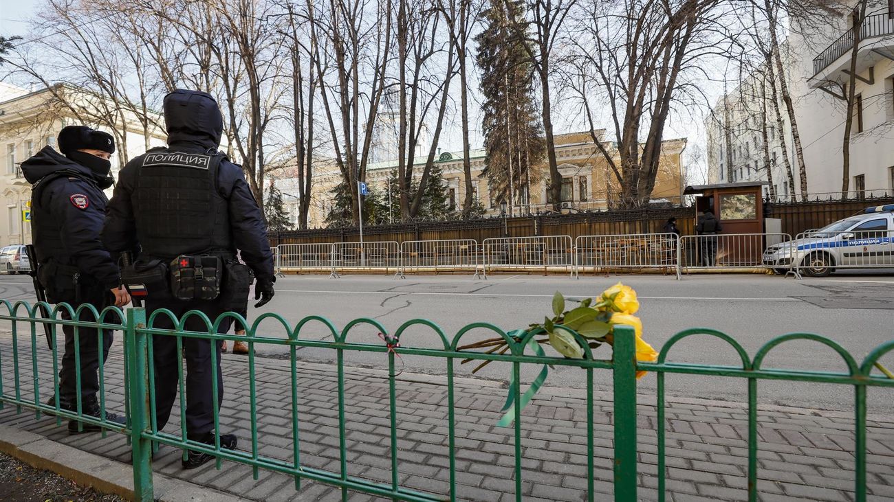 Bandera ucraniana retirada de la embajada ucraniana en Moscú