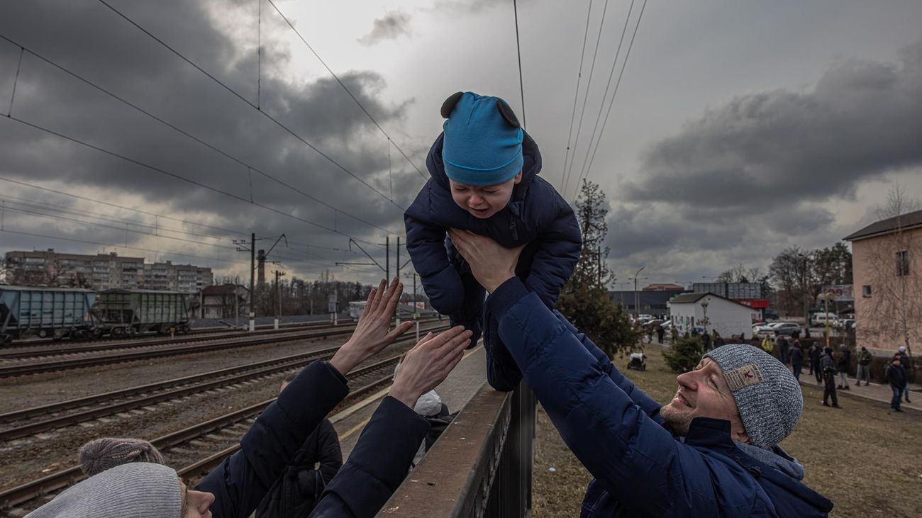 Ciudadanos ucranianos de Irpín tratan de llegar a Kiev
