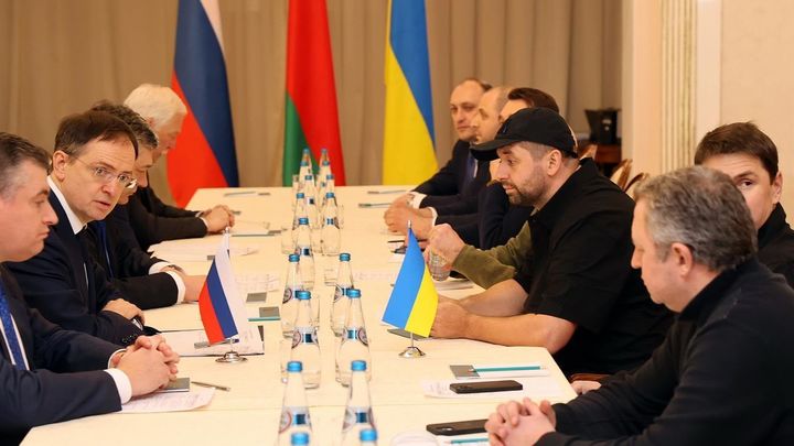Mesa de negociaciones entre Rusia y Ucrania para negociar un alto el fuego / Telemadrid.es