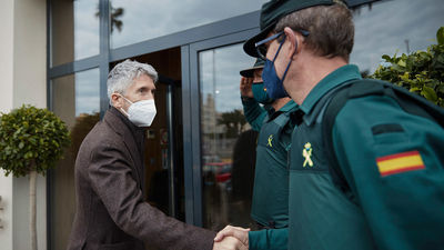 Marlaska visita a los 53 agentes heridos en Melilla por  los saltos "extremadamente violentos" en la valla