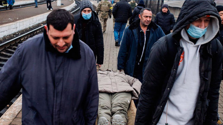 Traslado en camilla de una mujer procedente de Járkov en Leópolis / Europa Press