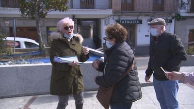 Mayores de la Sierra de Madrid piden ayuda para conseguir una parada de autobús que les lleve al hospital